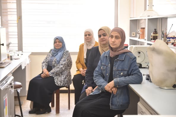 وحدة التعليم المستمر بالتعاون مع قسم علوم الحياة تقيم دورة تدريبية عن( تحضير مقاطع الأنسجة النباتية وطرق معالجة مشاكل التقطيع)2