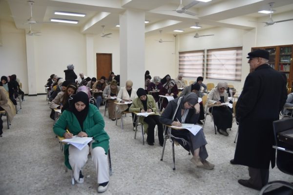 عميد كلية العلوم للبنات تُجري جولة تفقدية لمتابعة امتحانات نهاية الكورس الأول3