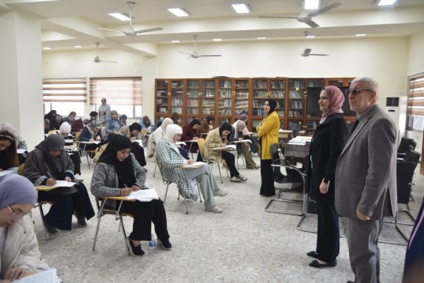معاون العميد للشؤون العلمية والدراسات العليا تتابع سير امتحانات الدراسات العليا1